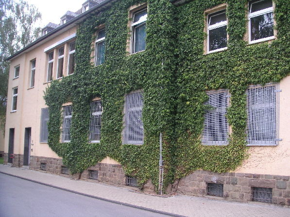 Zugangshaus mit gesicherter Abteilung im Erdgeschoss